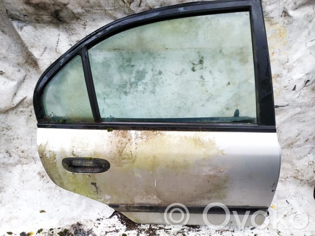 Mitsubishi Carisma Puerta trasera 