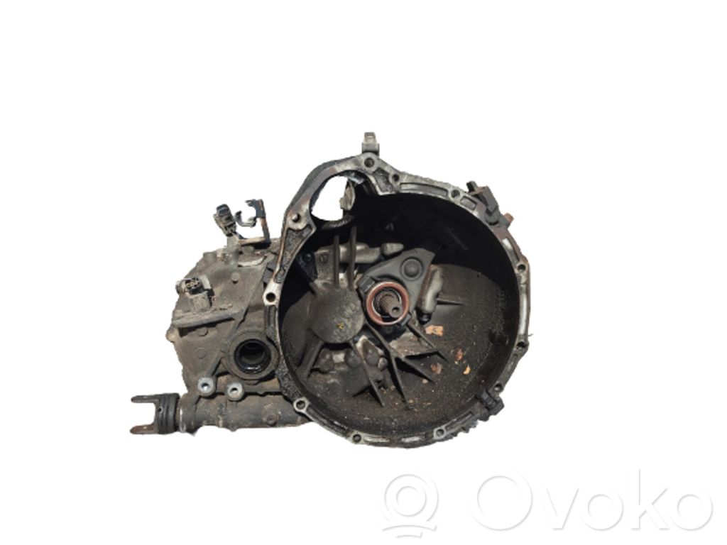 Nissan Almera Tino Cutie viteze manuală cu 5 trepte