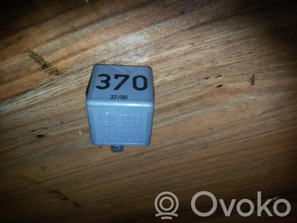 Otros relés   8D0951253,V23134J52X300,8D0951253,GF25,PA66,V23134