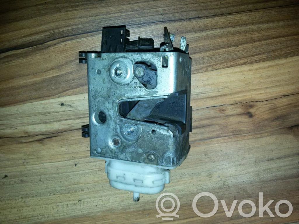 Audi 100 S4 C4 Serratura portiera anteriore