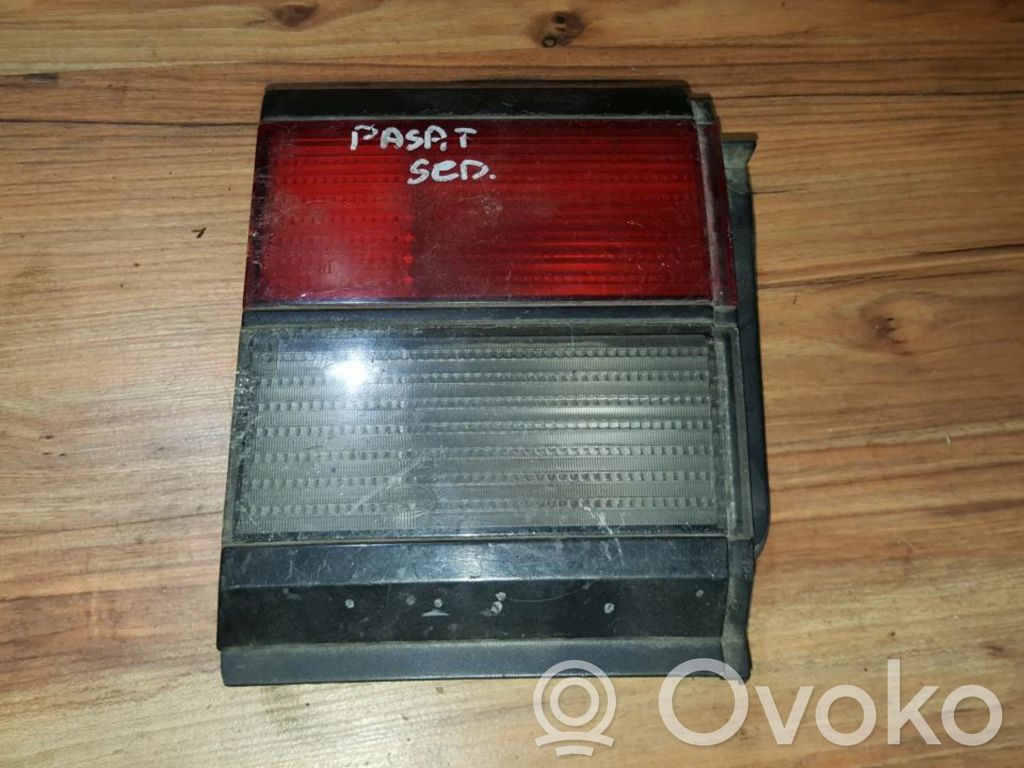 Volkswagen PASSAT B3 Lampă spate în capacul portbagajului 