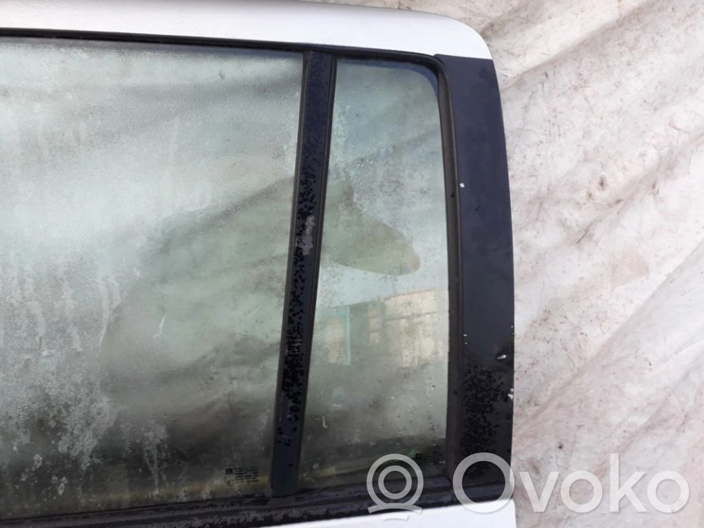 Ventanilla de ventilación de la puerta trasera