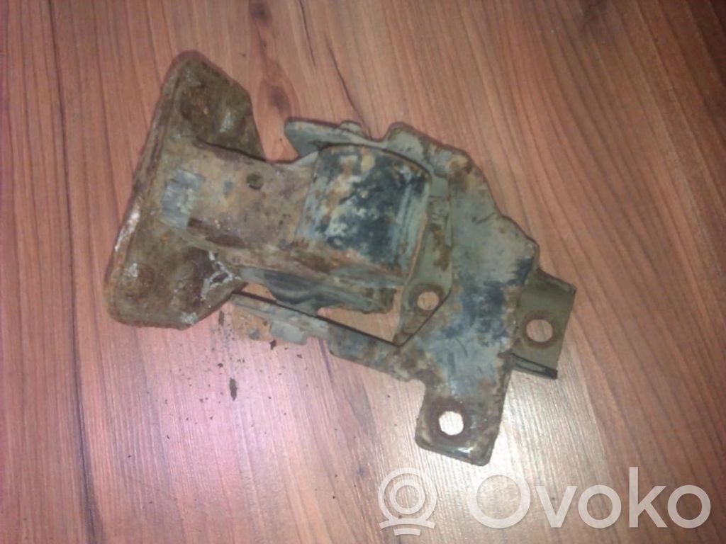 Engine mount bracket
