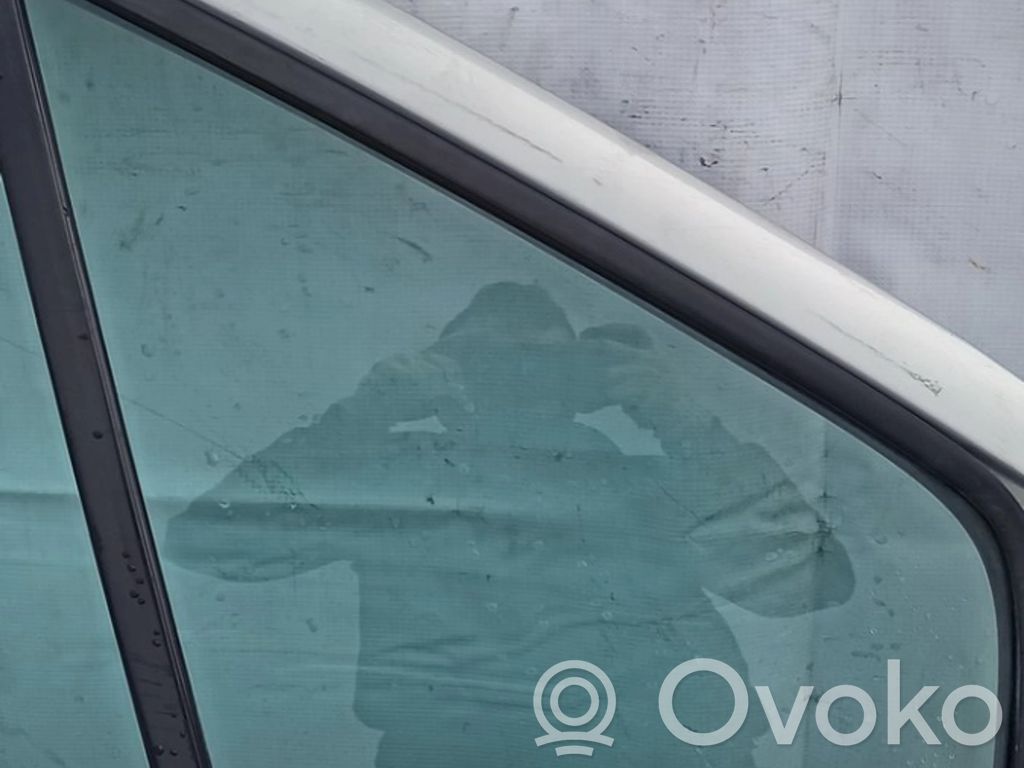 Renault Scenic I Vetro del deflettore della portiera anteriore - quattro porte