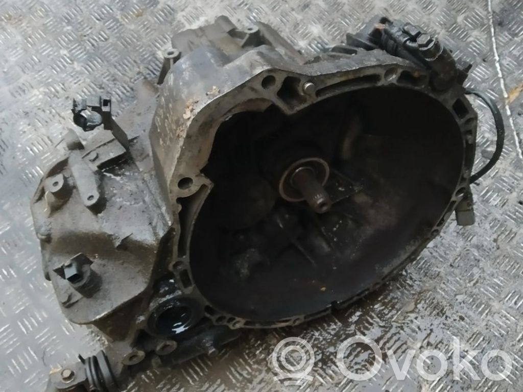 Nissan Almera Tino Cutie viteze manuală cu 5 trepte