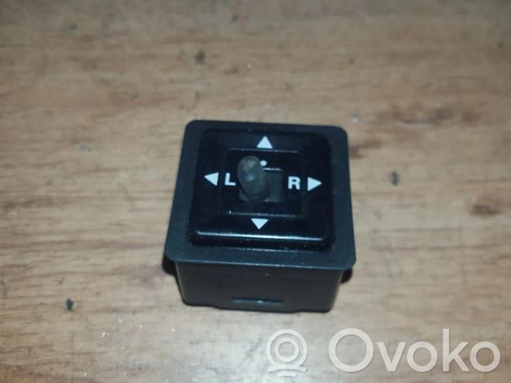 Wing mirror switch