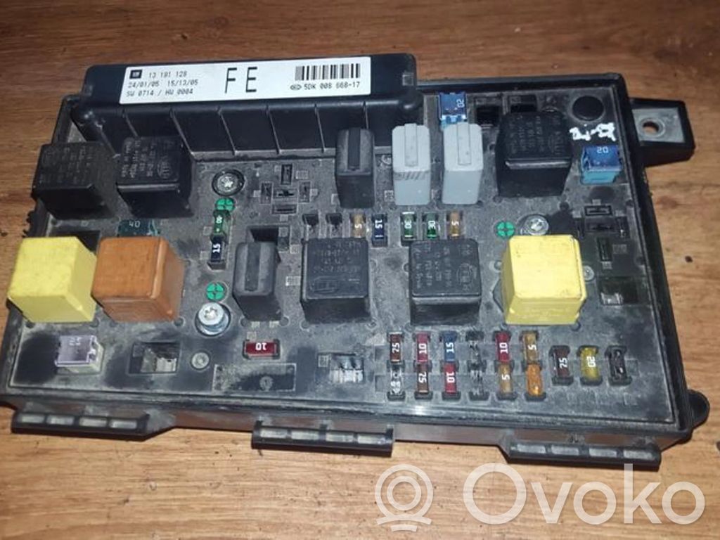 Opel Astra H Skrzynka bezpieczników / Komplet 