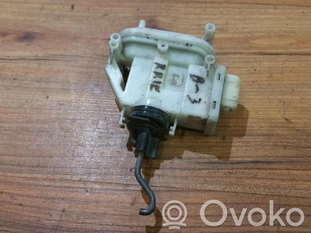 Volkswagen PASSAT B4 Pompă vacuum închidere centralizată 