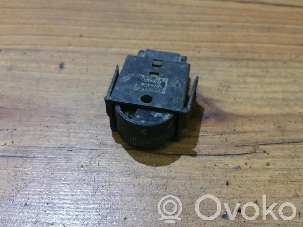 Volkswagen Golf III Przycisk / Pokrętło regulacji świateł 