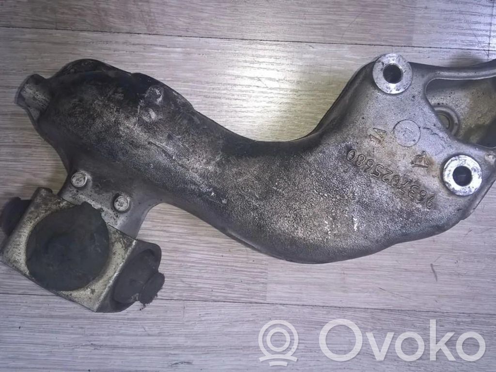 Peugeot 206 Engine mounting bracket 