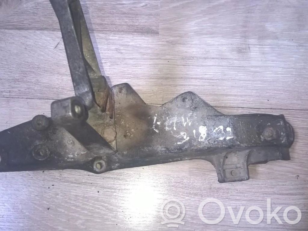 BMW 3 E36 Engine mounting bracket 