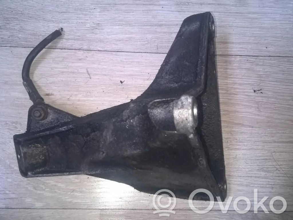 Volkswagen PASSAT B5 Supporto di montaggio del motore (usato)