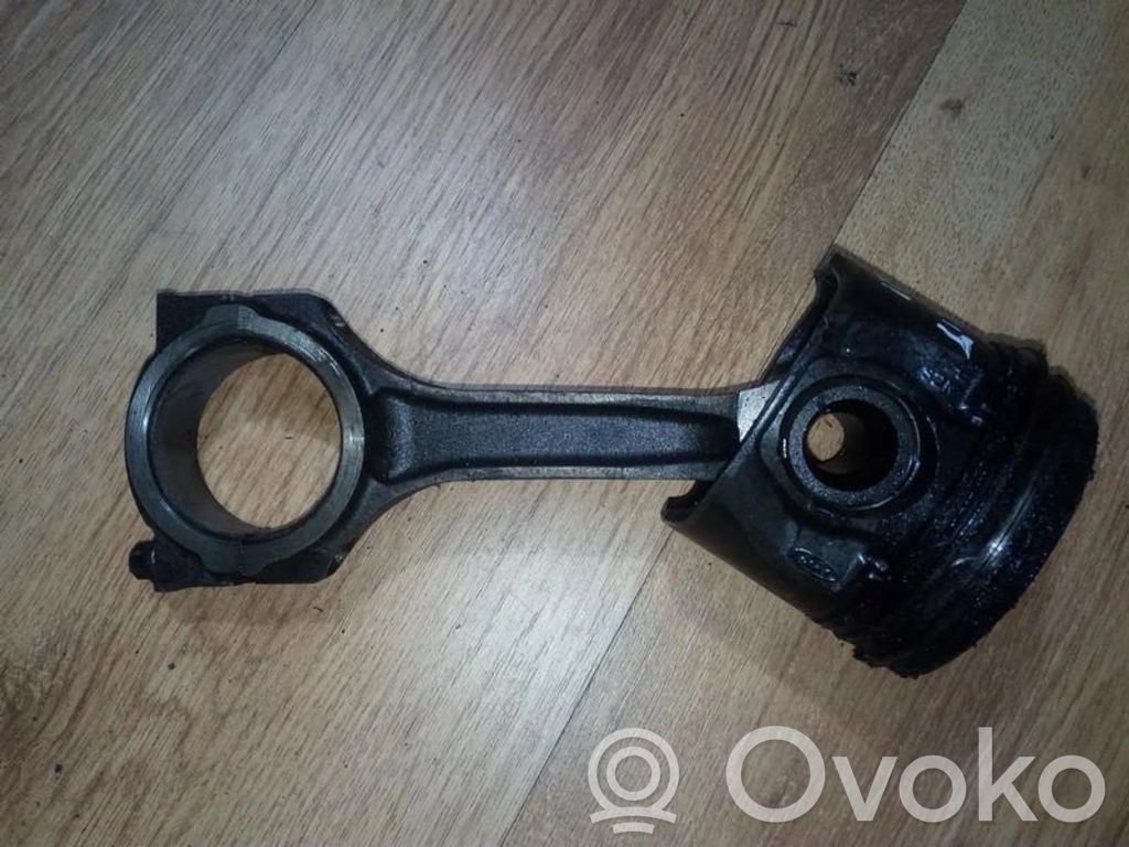 Piston cu bielă