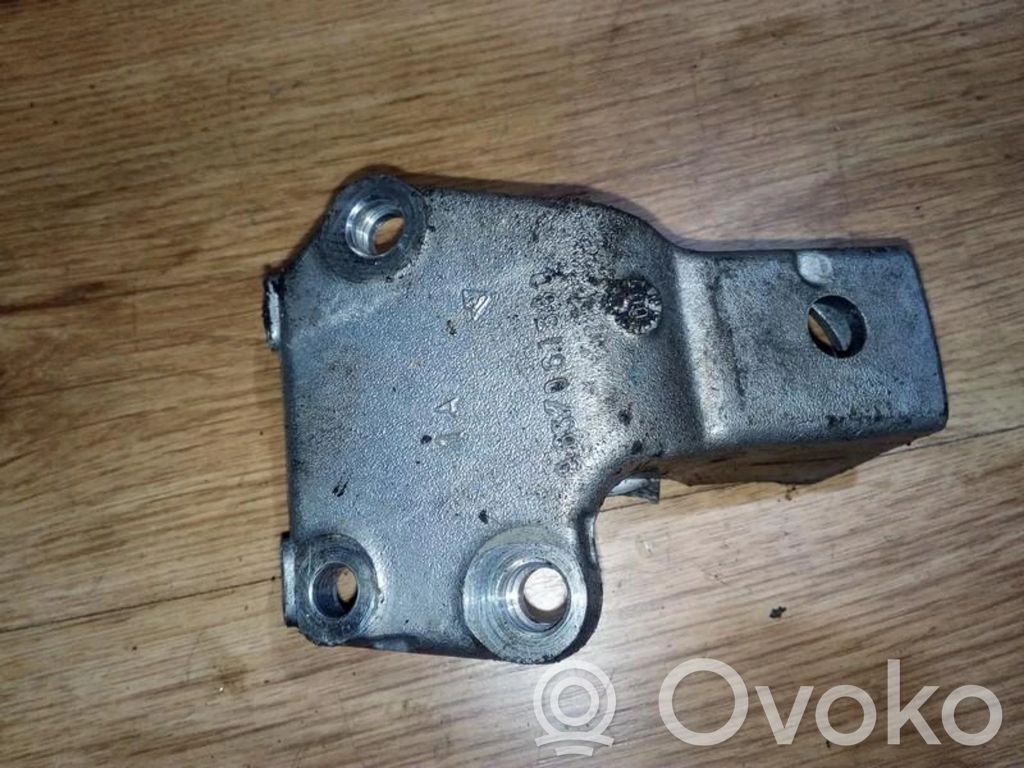 Citroen C4 I Engine mounting bracket 