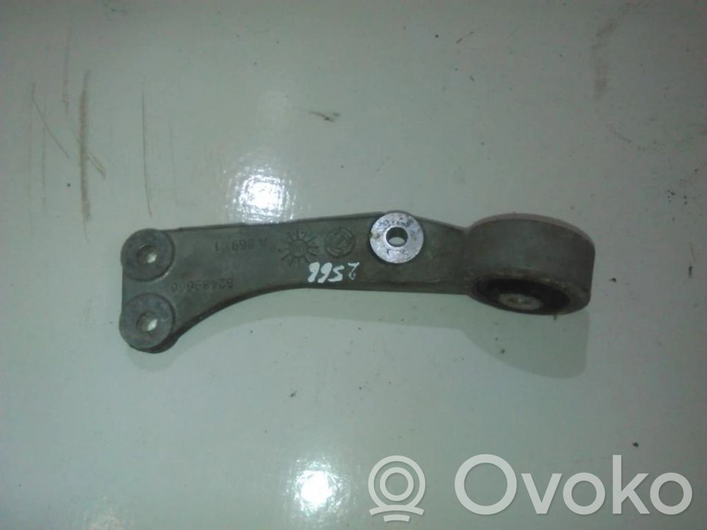 Hyundai Accent Engine mount bracket 