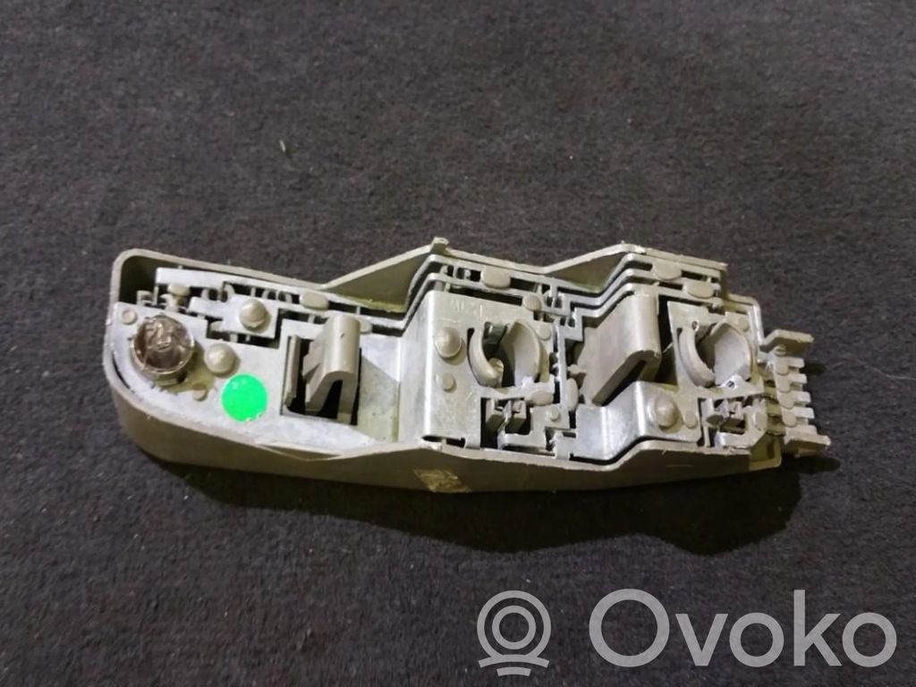 Ford Fiesta Takavalon polttimon suojan pidike 
