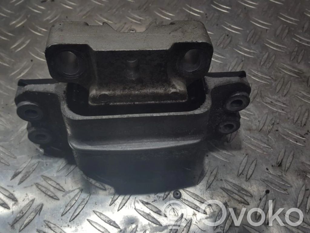Volkswagen PASSAT B6 Wspornik / Mocowanie silnika 