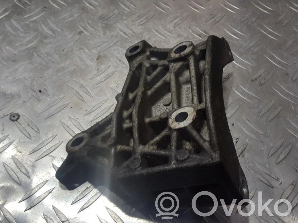 Renault Clio II Engine mounting bracket 