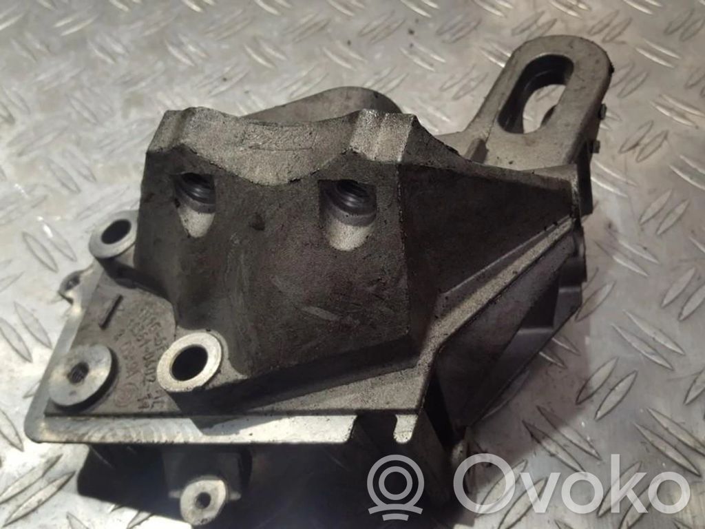 Ford Focus Engine mounting bracket 