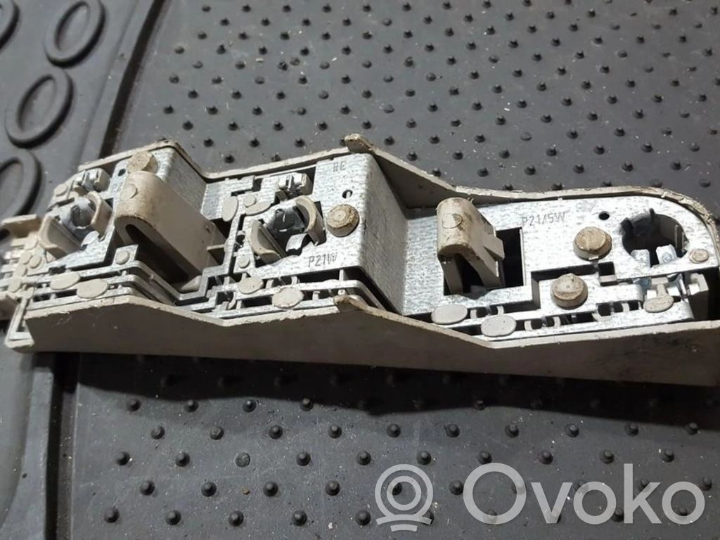 Ford Fiesta Takavalon polttimon suojan pidike 