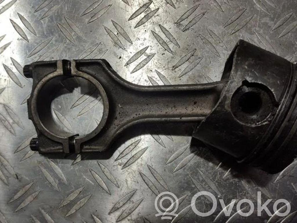 Piston cu bielă