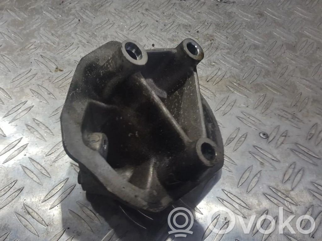 Peugeot 307 Engine mounting bracket 