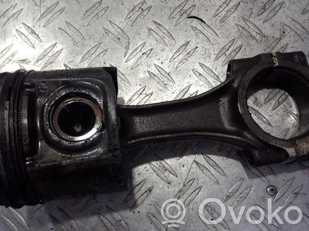 Piston avec bielle