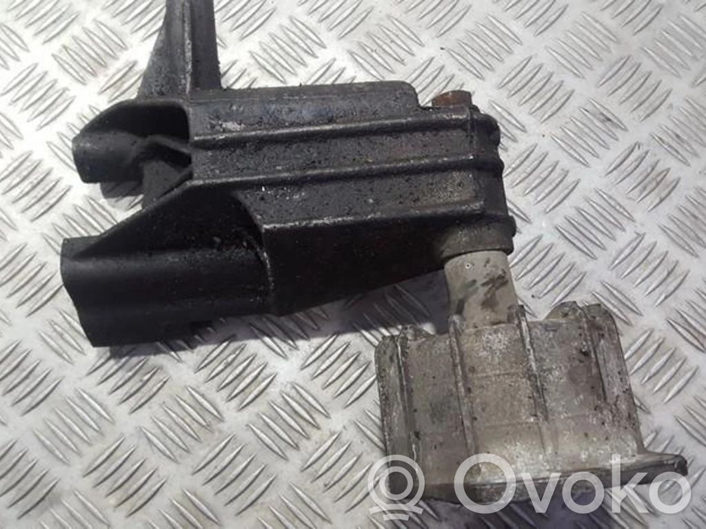 Engine mount bracket