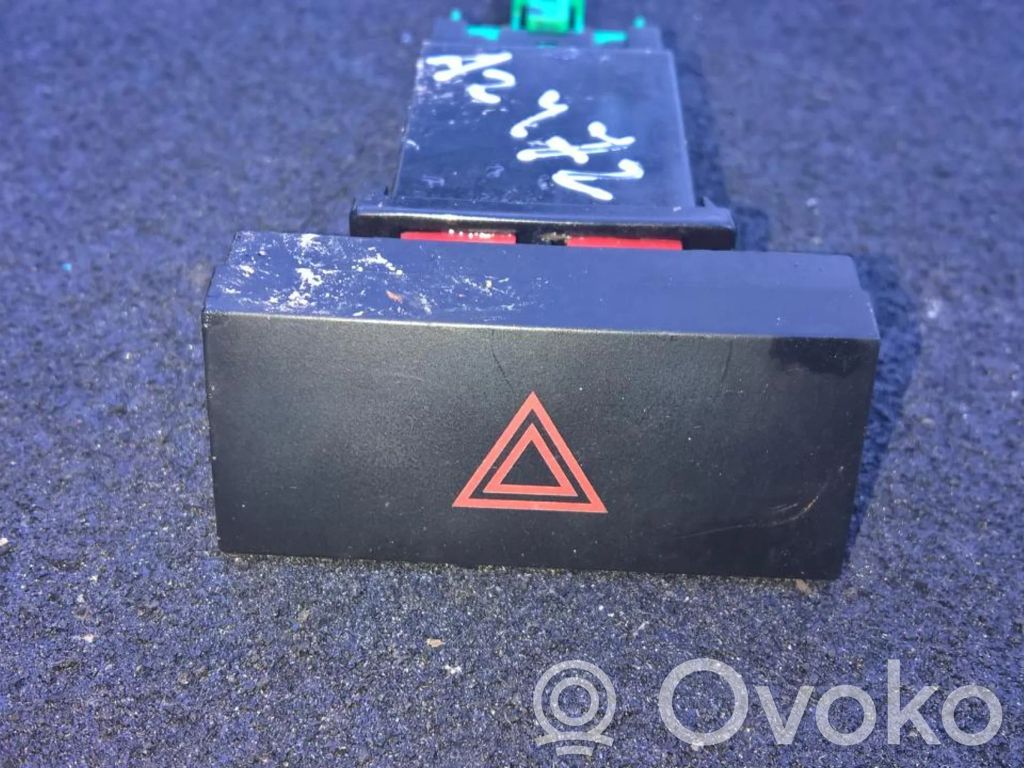 Hyundai Coupe Botón interruptor de luz de peligro 