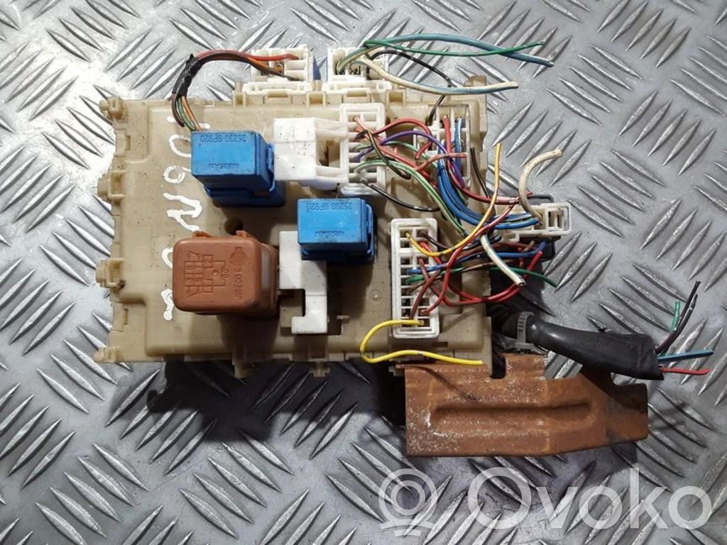 Nissan Almera N16 Skrzynka bezpieczników / Komplet 