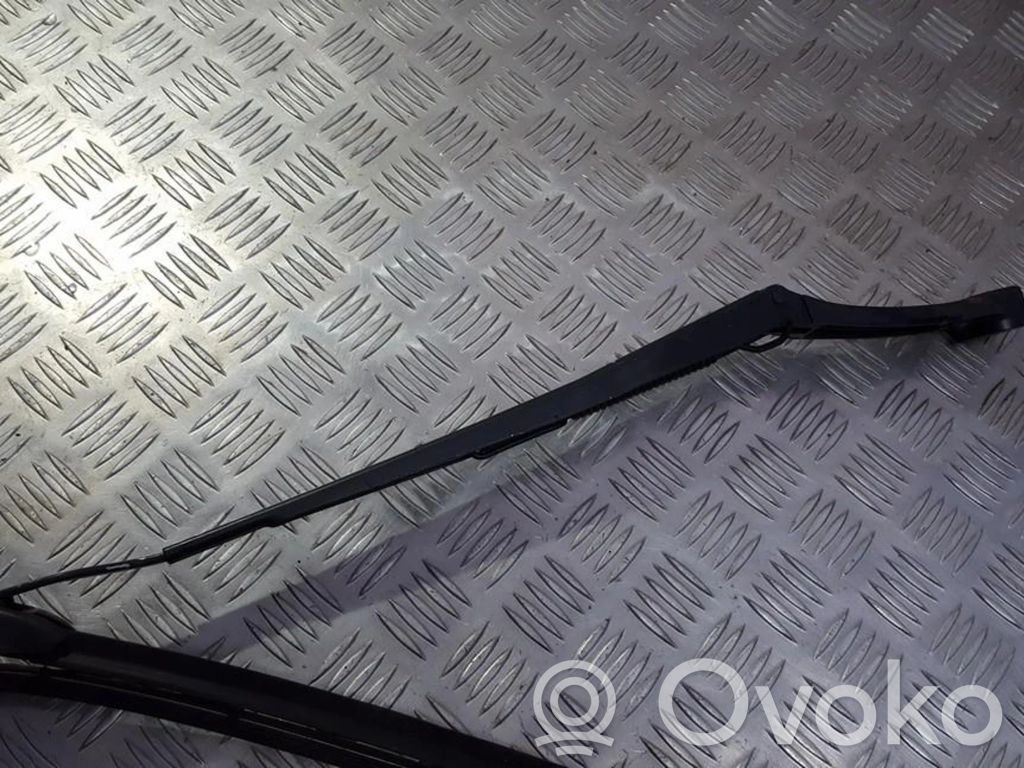 Brazo del limpiaparabrisas delantero   D226,D226