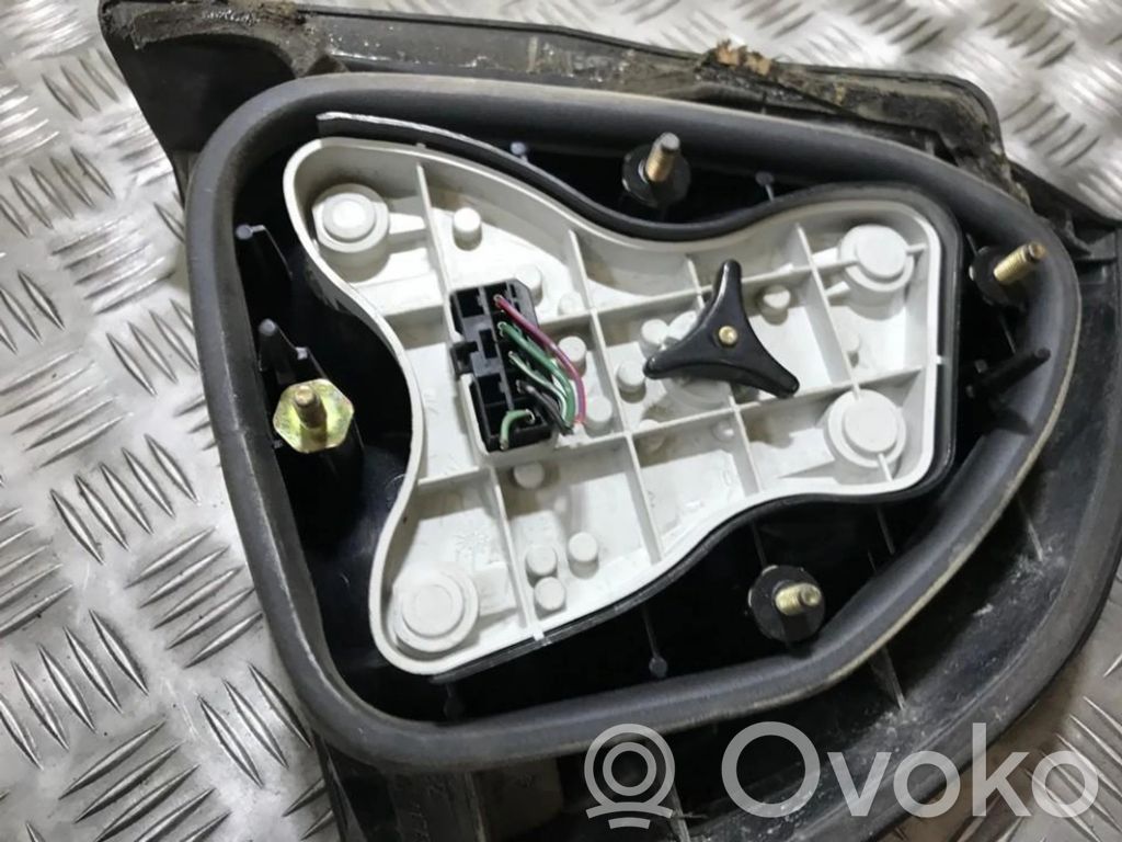 Mitsubishi Carisma Takavalon polttimon suojan pidike