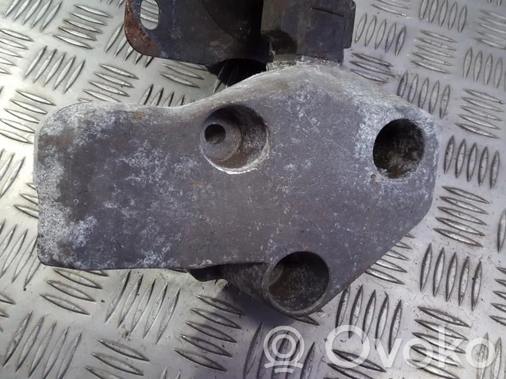 Engine mounting bracket
