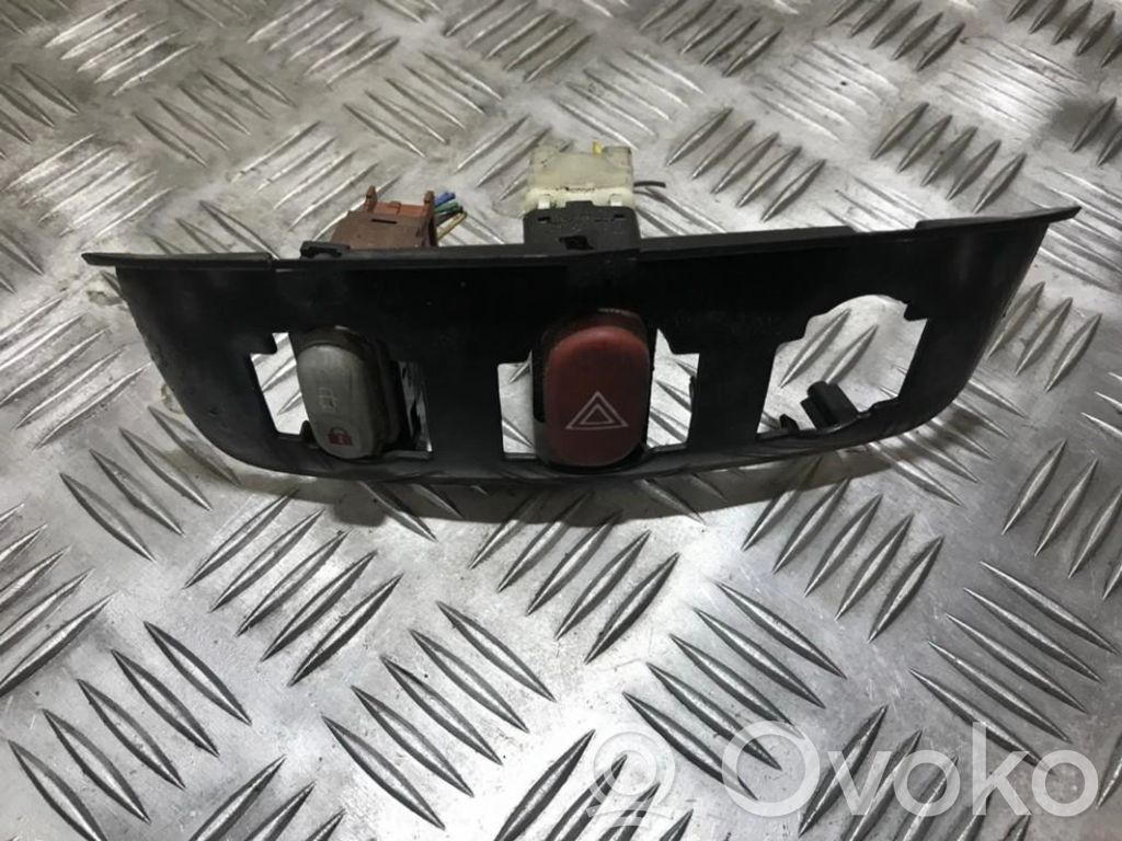 Hazard light switch   822955,822955