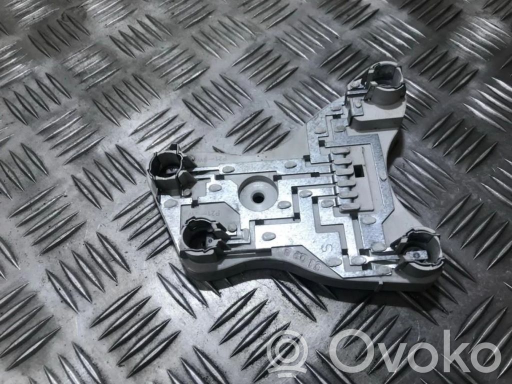 Mitsubishi Carisma Takavalon polttimon suojan pidike