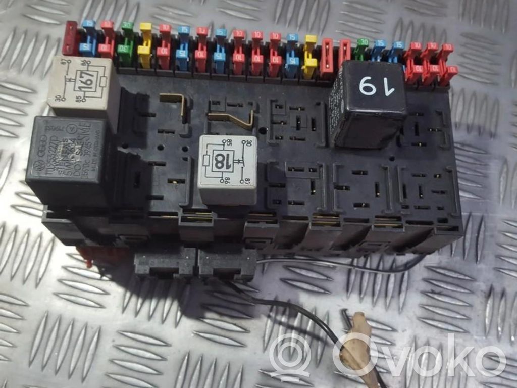 Volkswagen Golf III Skrzynka bezpieczników / Komplet 