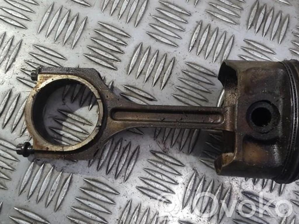 Piston avec bielle
