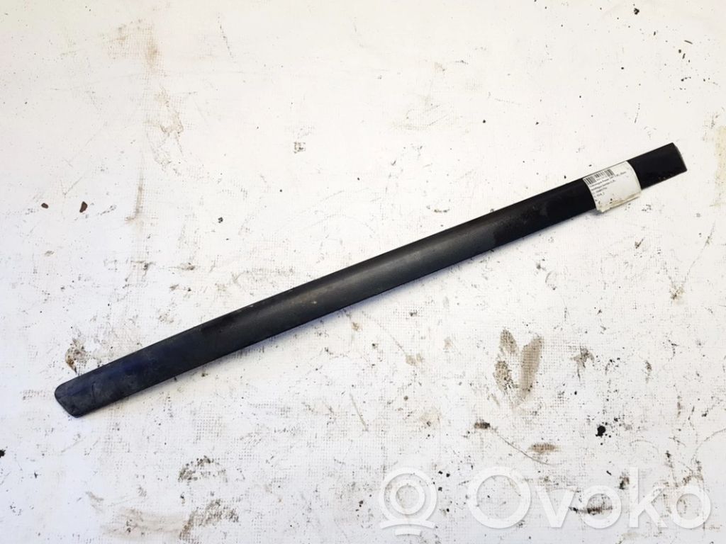 Volkswagen PASSAT B5 Listwa drzwi tylnych 