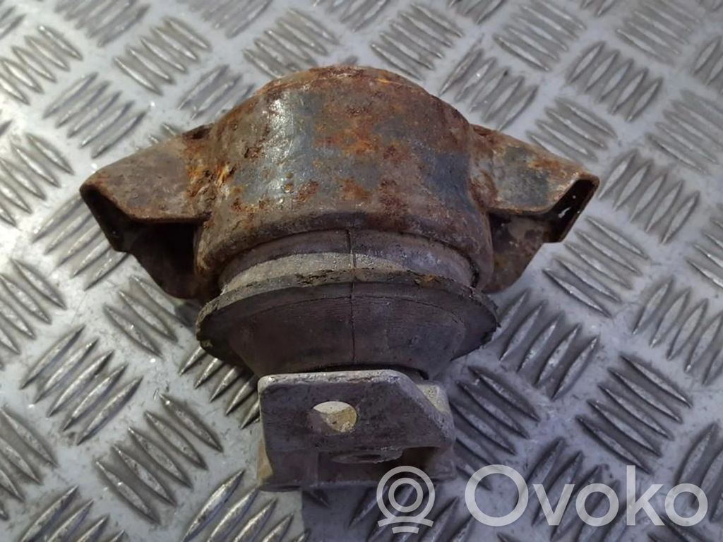 Volkswagen PASSAT B3 Engine mount bracket 