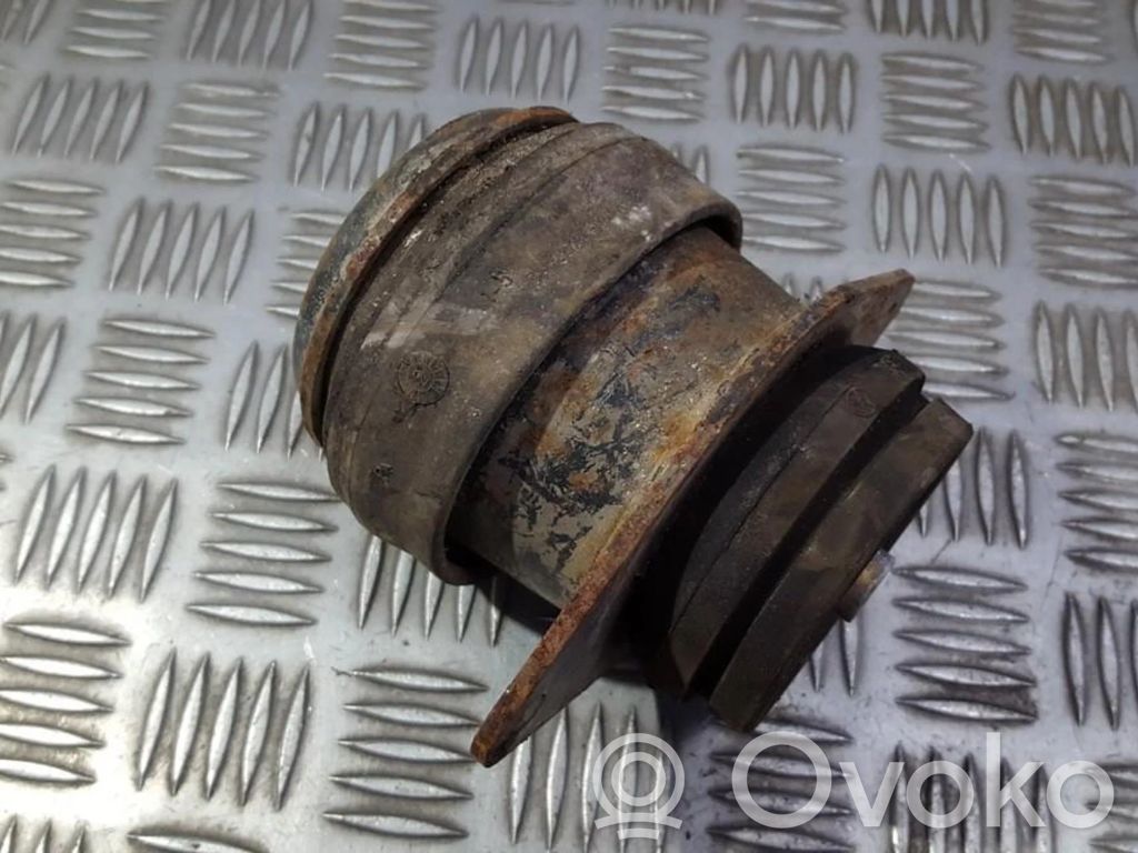 Volkswagen PASSAT B4 Engine mount bracket