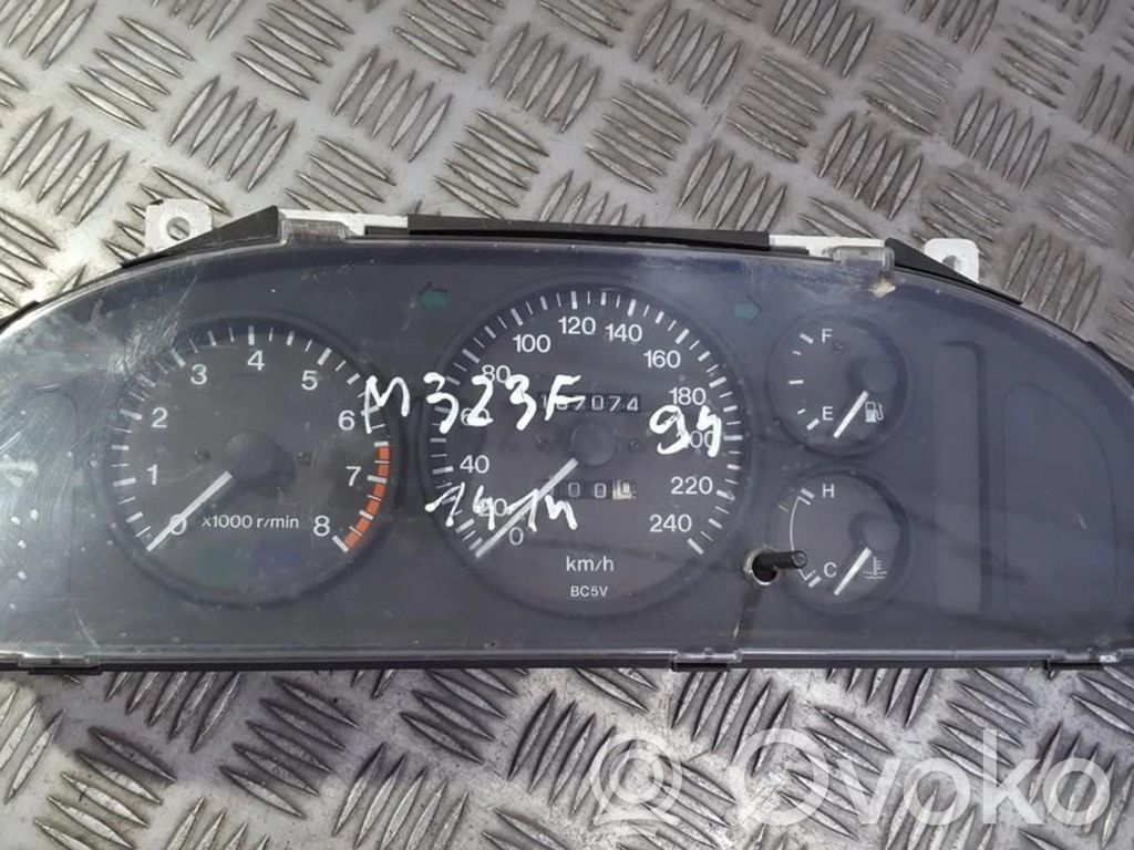Mazda 323 F Licznik / Prędkościomierz 