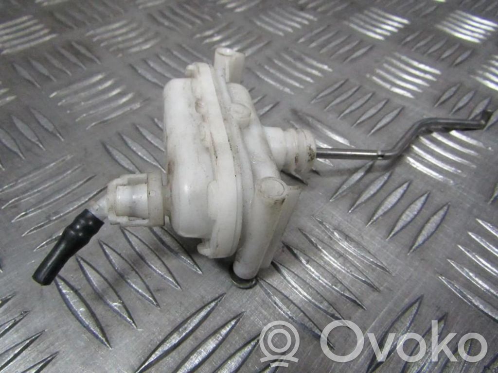 Volkswagen PASSAT B4 Pompă vacuum închidere centralizată 