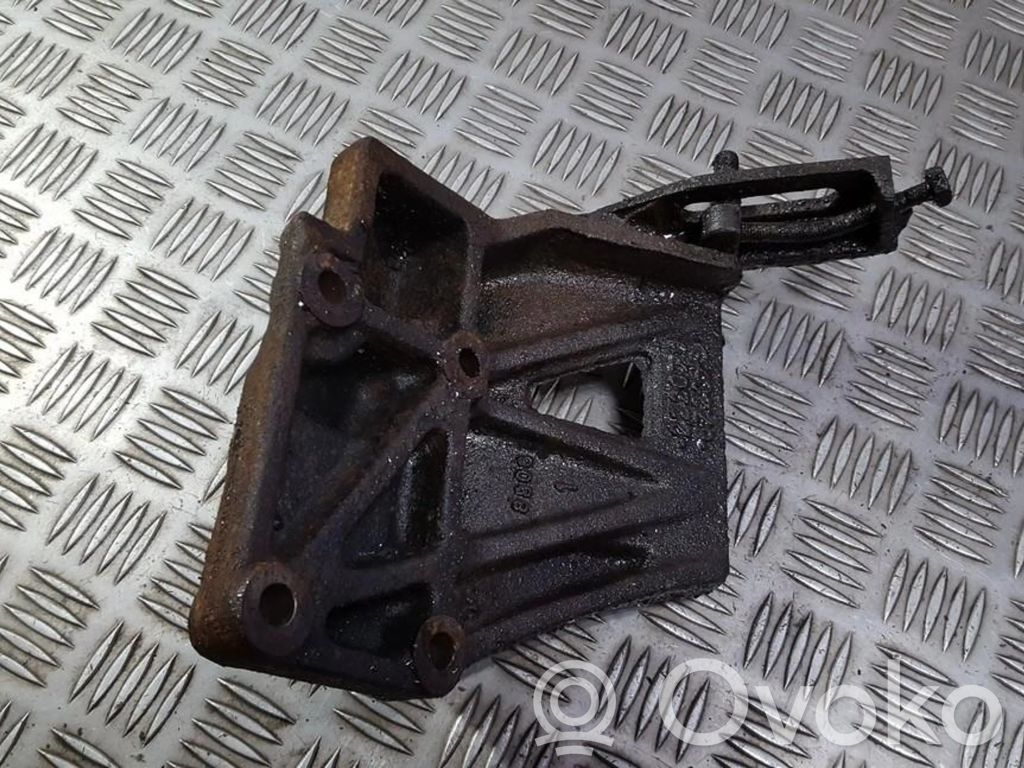 Engine mounting bracket