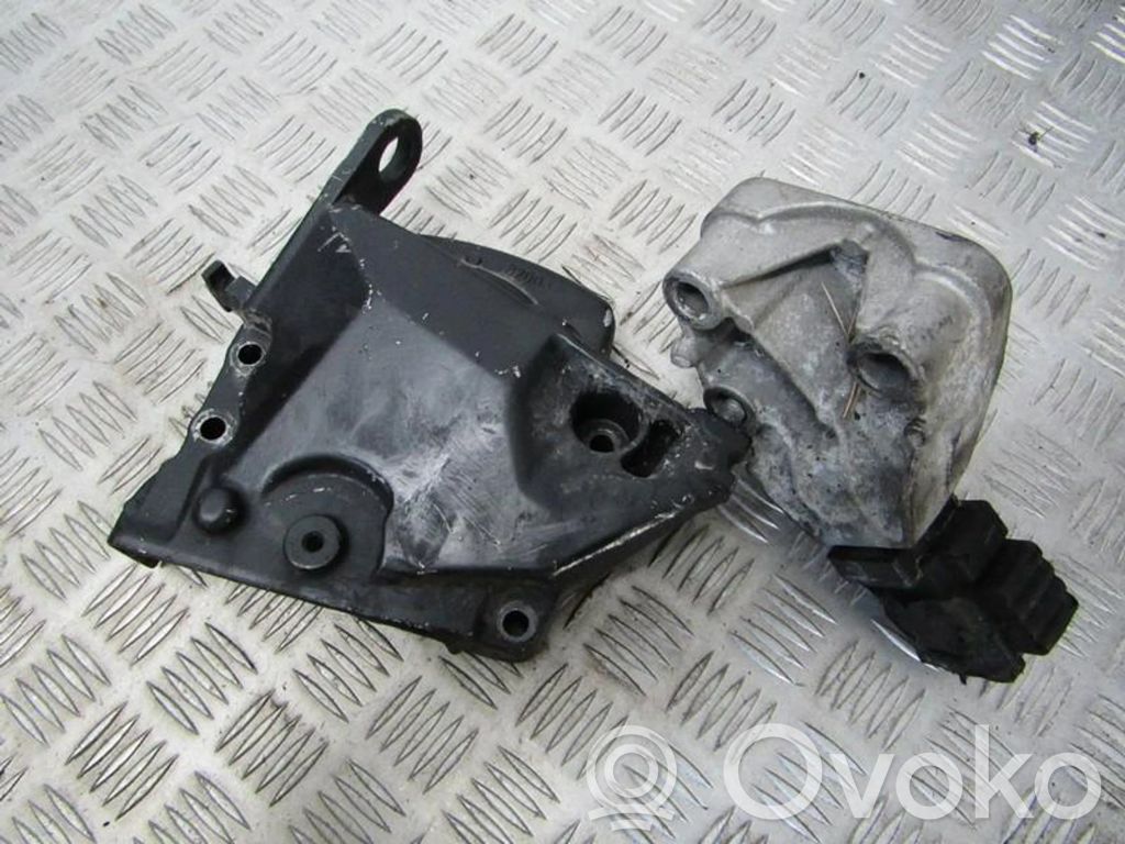 Renault Modus Engine mounting bracket 