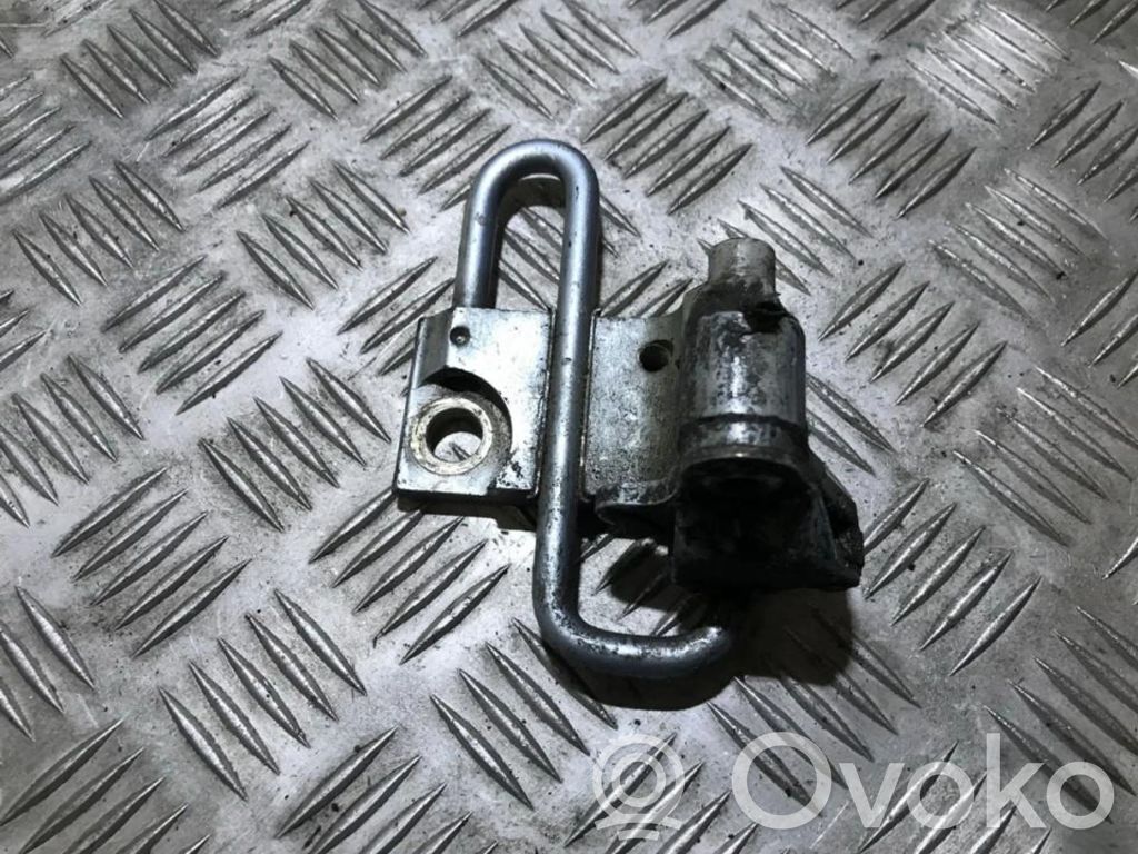 Volkswagen PASSAT B6 Bisagra inferior de la puerta trasera