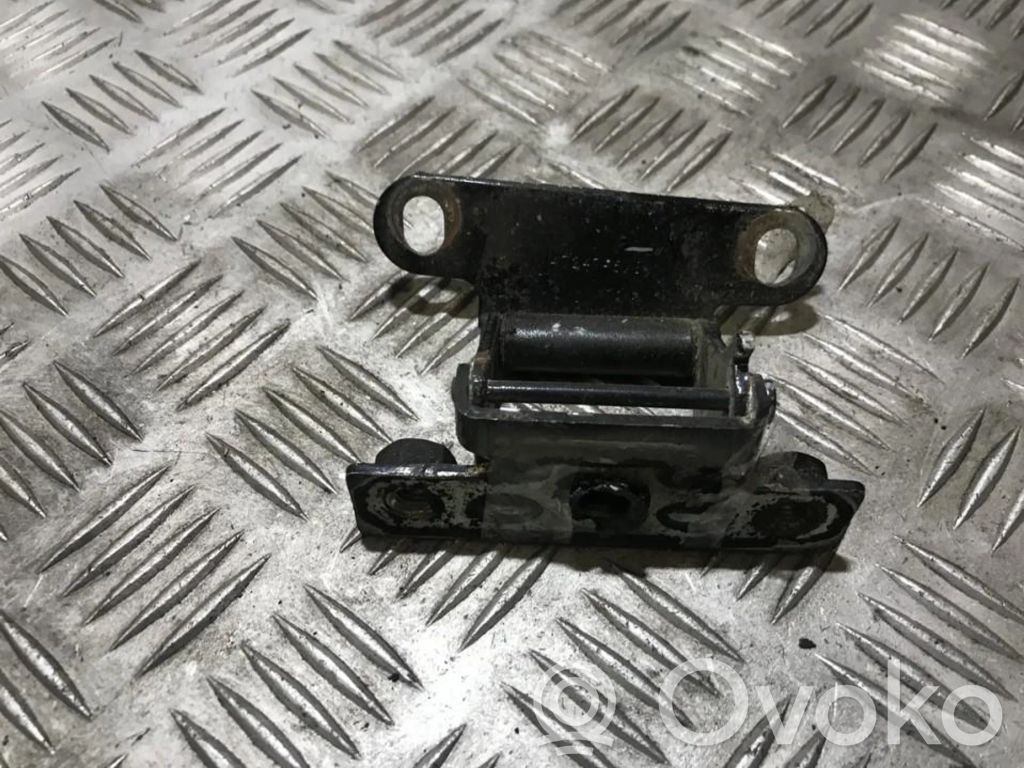 Bisagra inferior de la puerta trasera