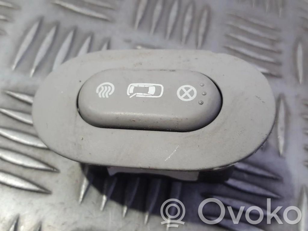 KIA Carnival Przycisk otwierania wlewu paliwa 