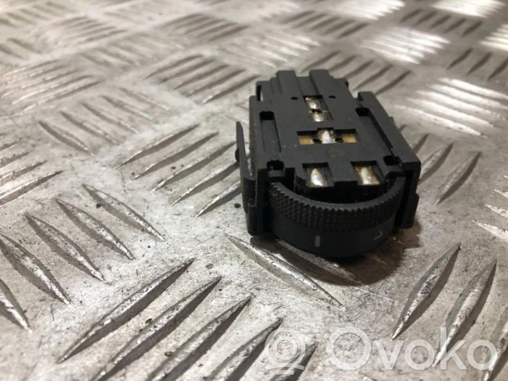 Volkswagen PASSAT B4 Comutator control nivel faruri 