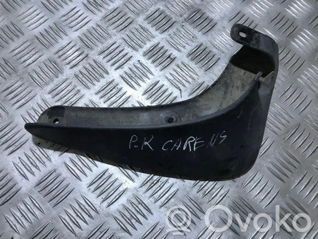 KIA Carens II Eturoiskeläppä