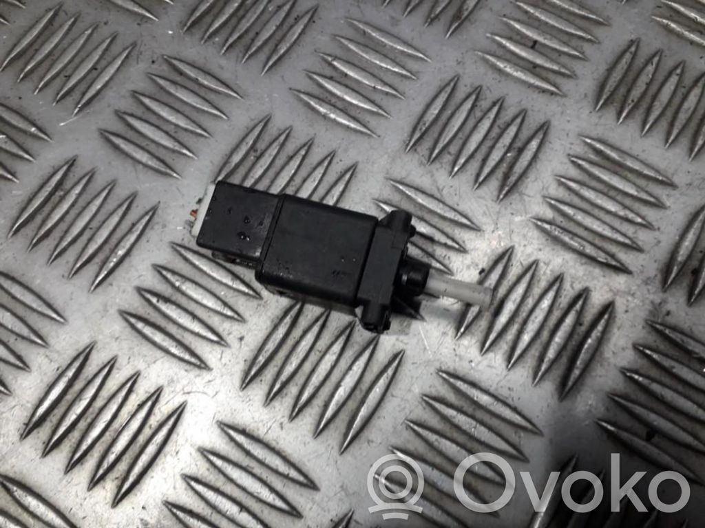 Interruptor sensor del pedal de freno   GJ6E,GJ6E